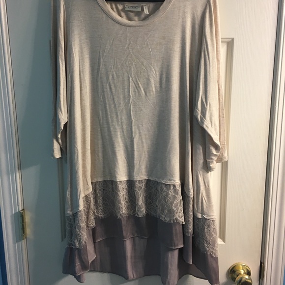 LOGO cream ruffled bottom top size 1XP